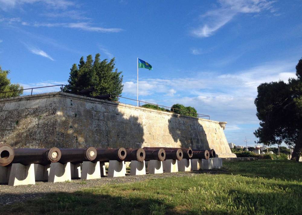 Kanonen am Fort von Pula