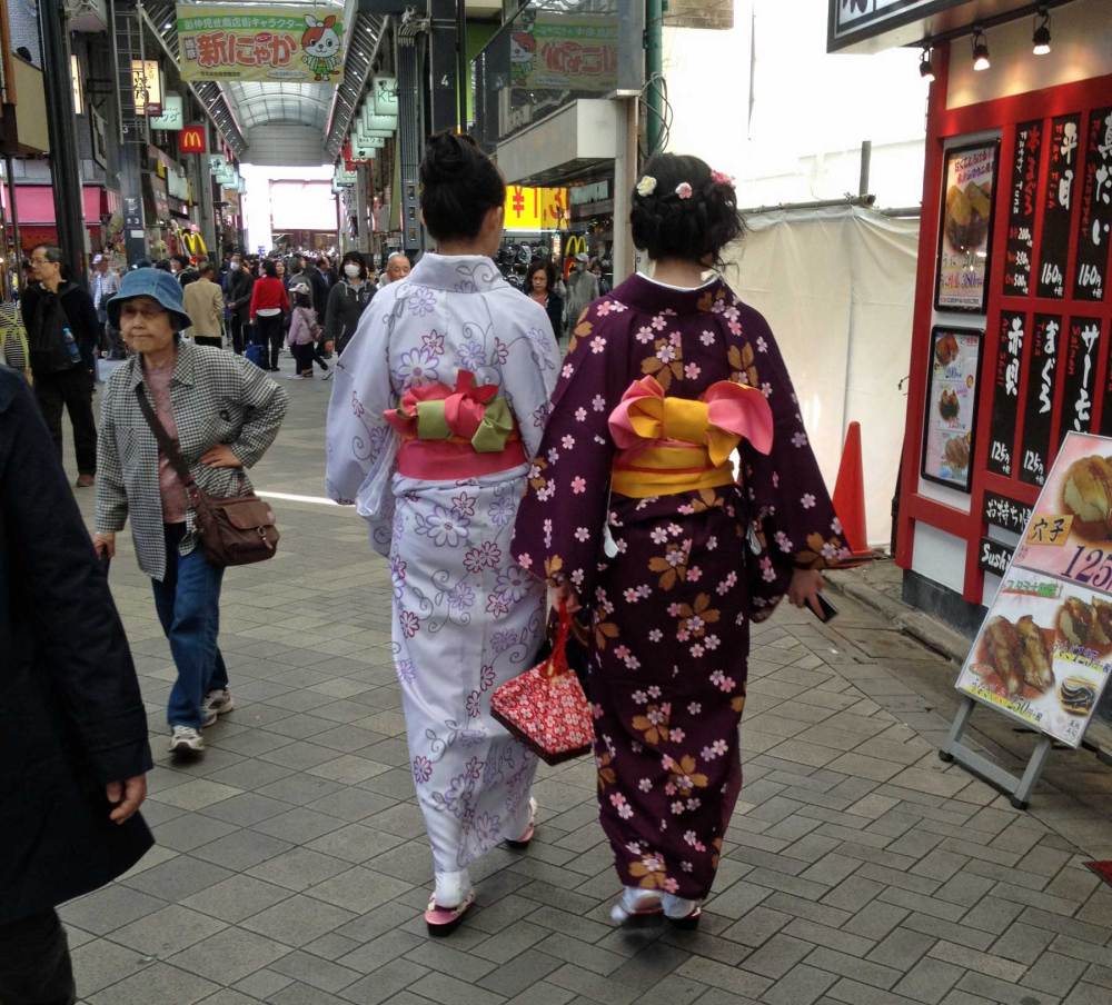 Japanerinnen tragen im Alltag einen traditionellen Kimono
