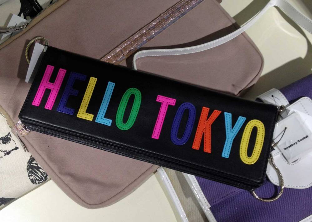 Tasche mit Toyko-Schriftzug