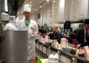 Ein Koch serviert heißen Ramen, ein typisches japanisches Essen