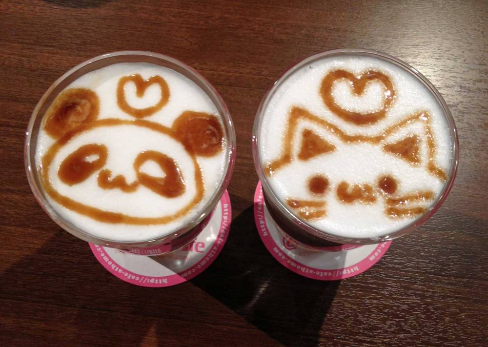 Drinks im Maid Café in Tokyo