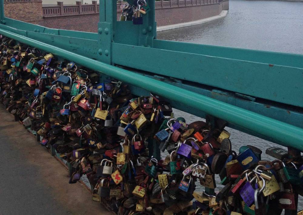 Schlösser auf der Dombrücke in Breslau