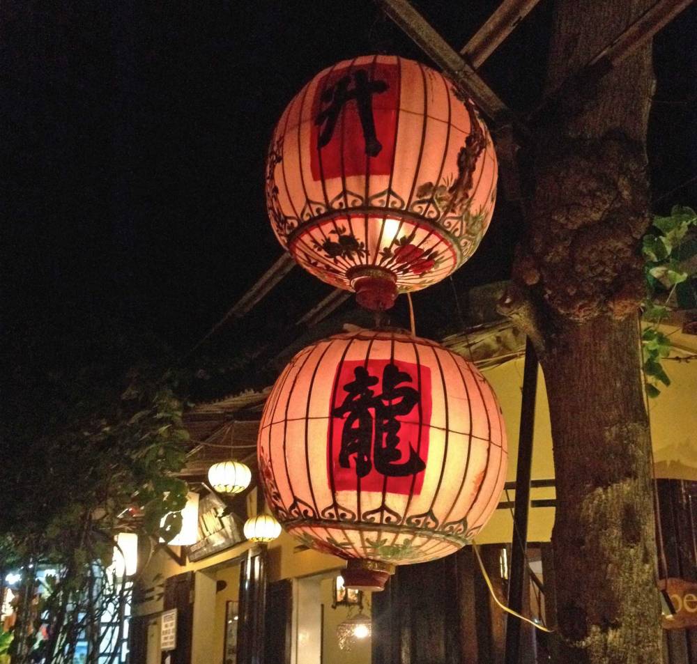 Lampions bei Nacht in Hoi An in Vietnam