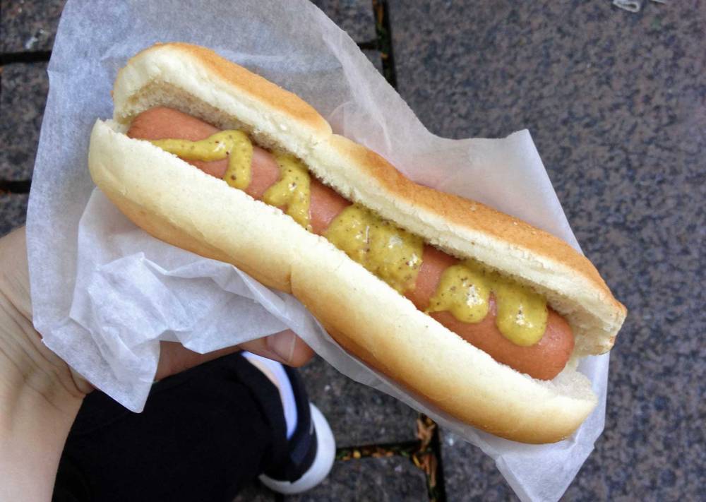 Hot Dog essen in New York am Food Truck