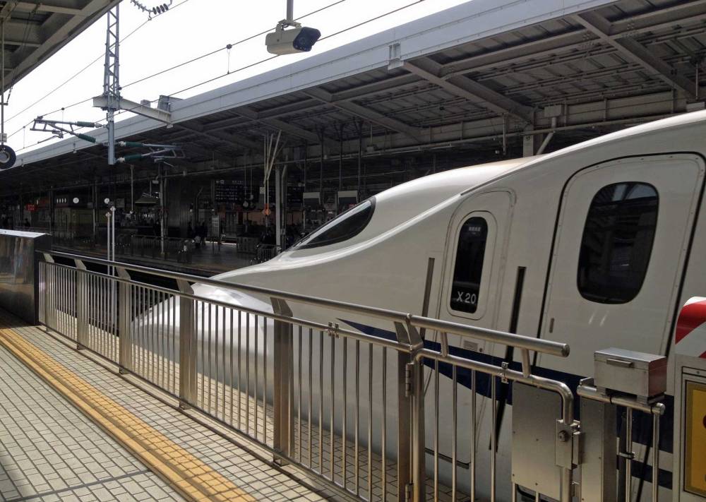 Shinkansen auf dem Weg von Osaka nach Kyoto
