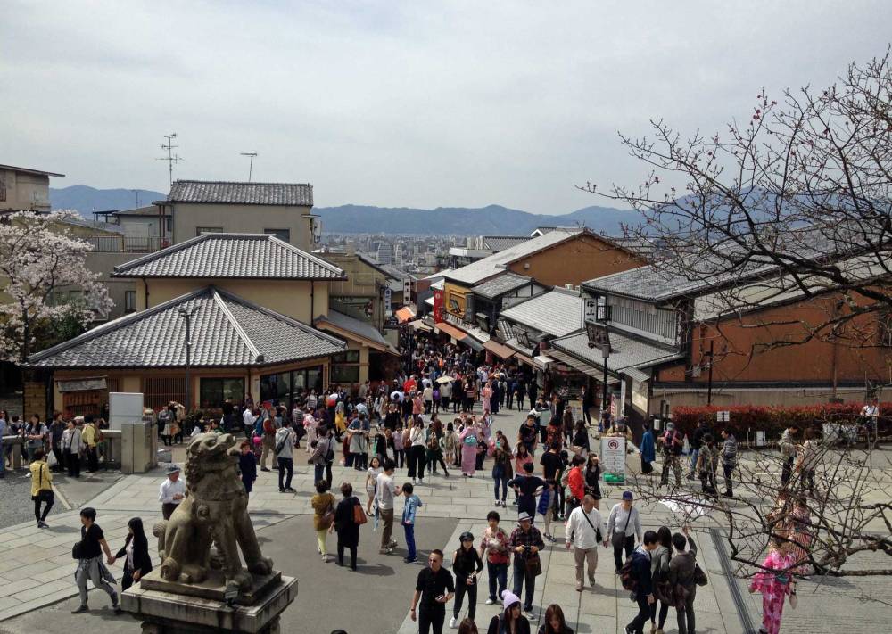Touristen am Kiyiomizudera in Kyoto