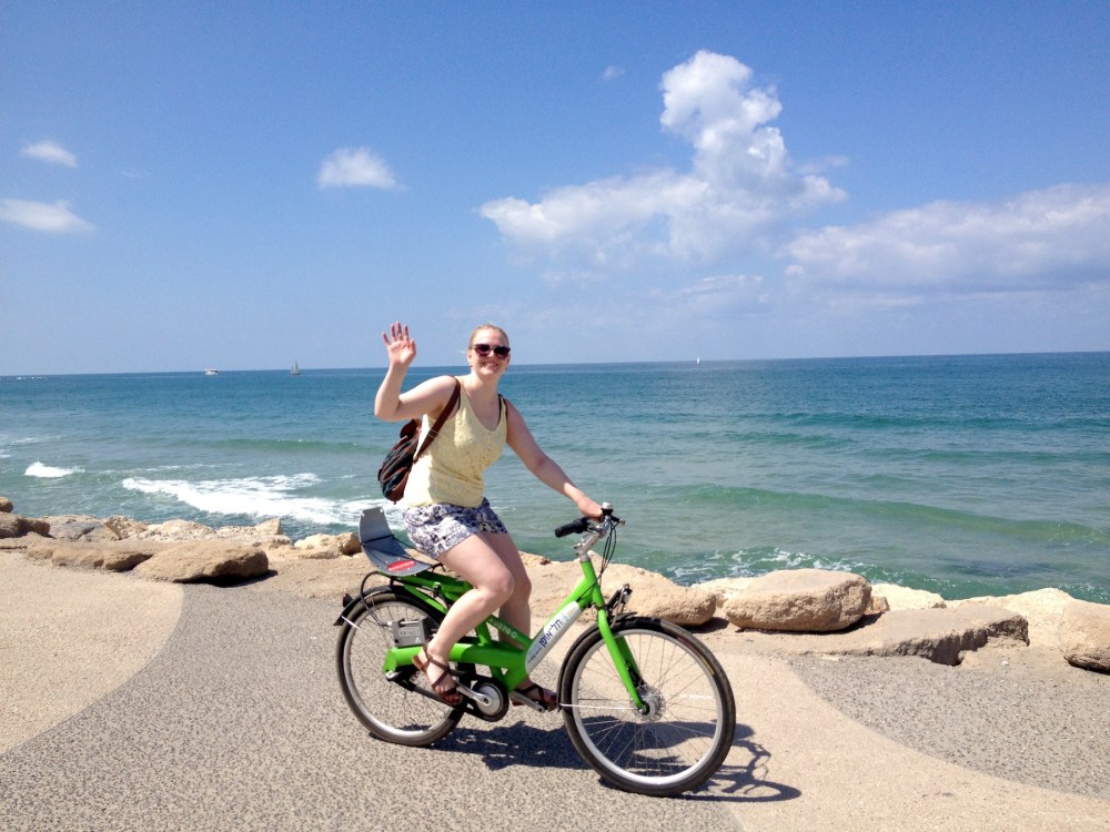 Fahrrad fahren am Uferweg am Strand von Tel Aviv