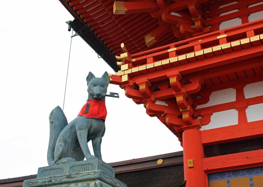 Steinerne Füchse am Schrein in Kyoto