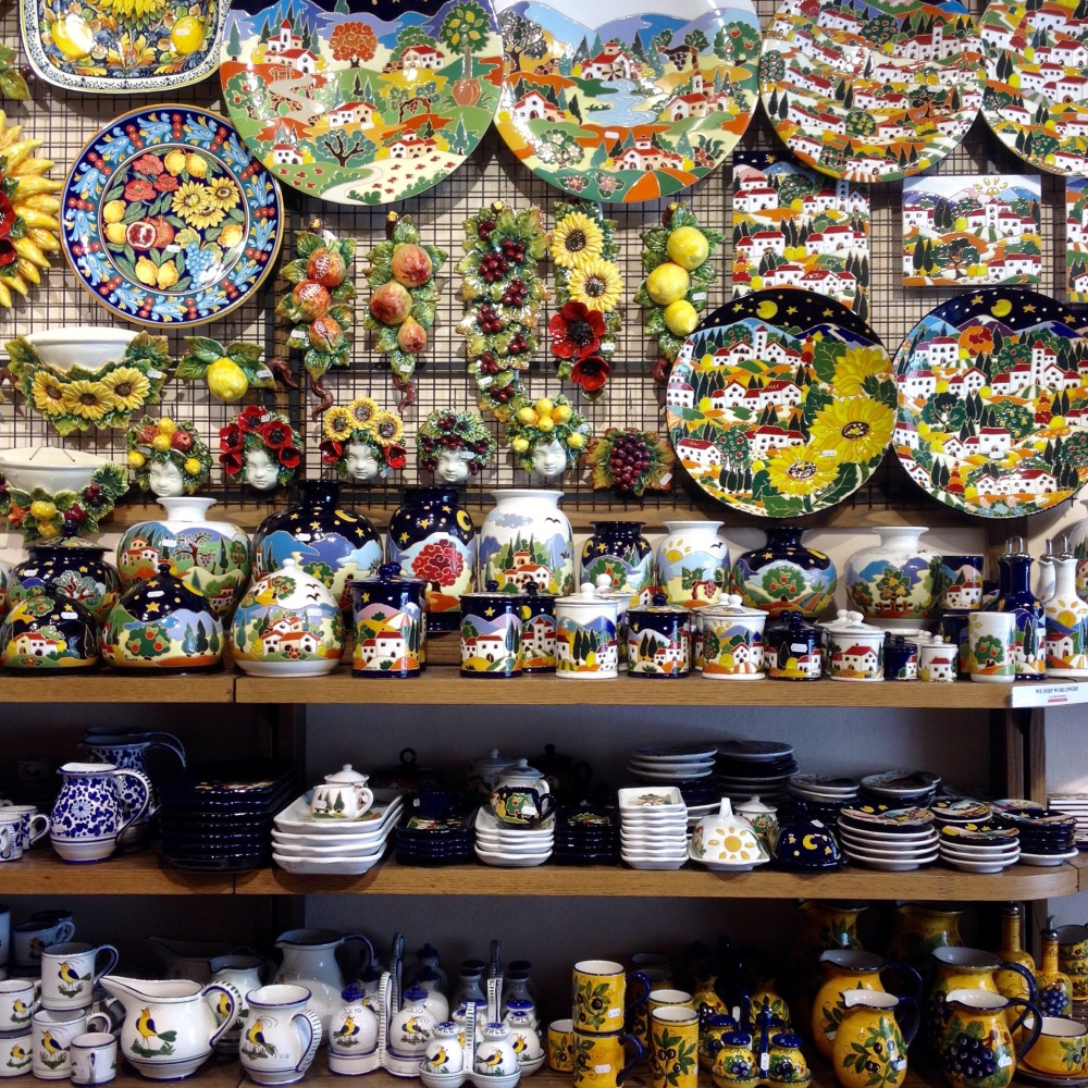 Ein Laden mit Töpferware in San Gimignano