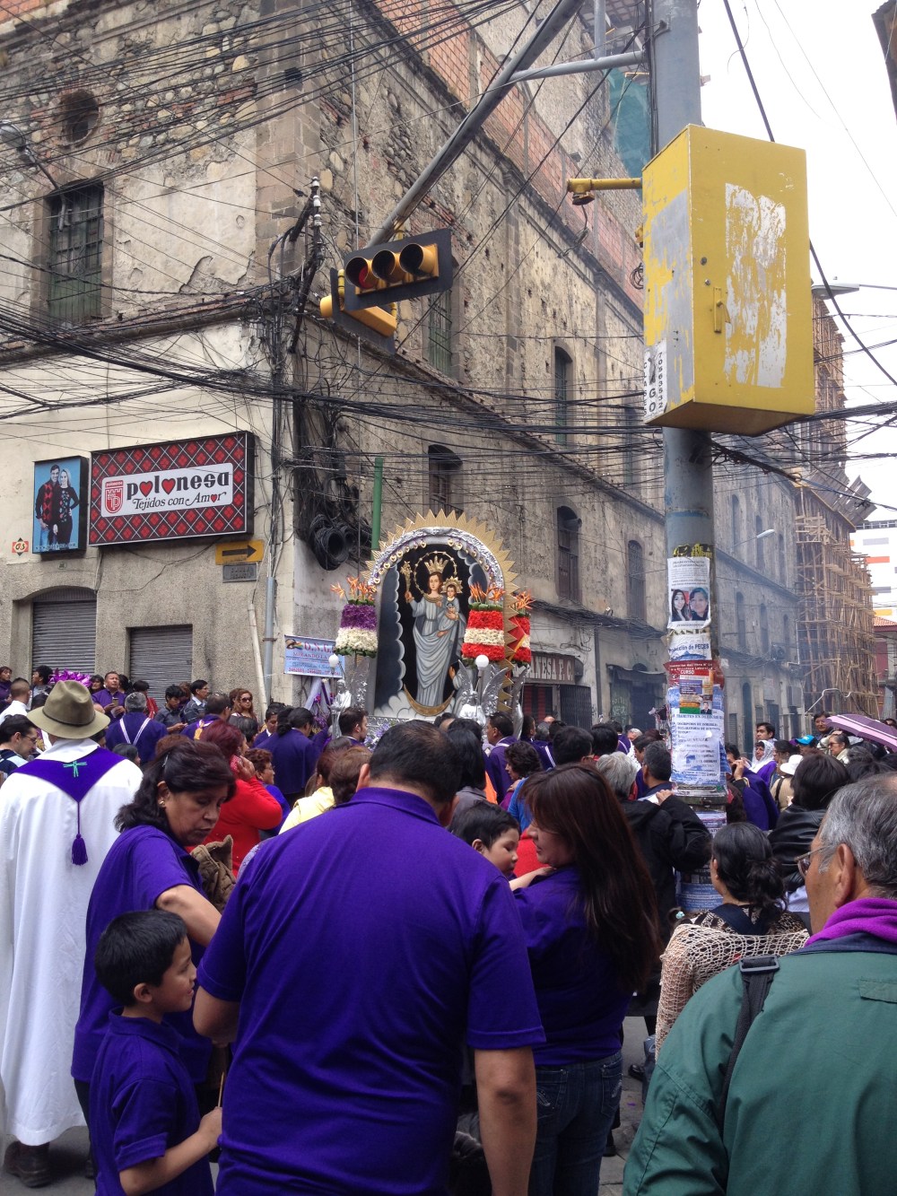 Religiöse Prozession in Südamerika