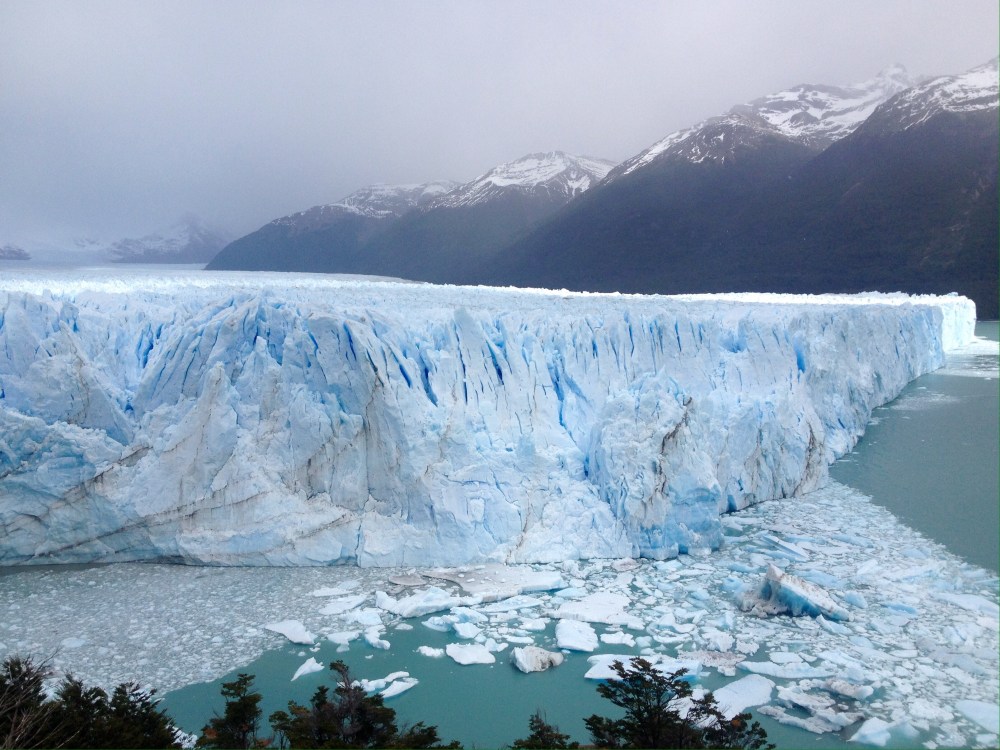 Blaues Eis am Gletscher von Perito Moreno