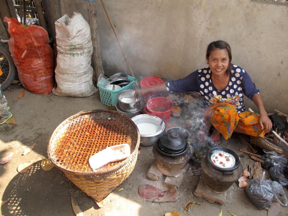 Frau in Myanmar bereitet Reispfannkuchen zu