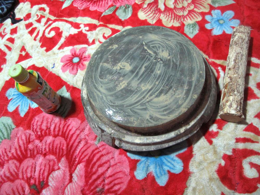 Mörser und Stößel zur Herstellung der Thanaka-Paste