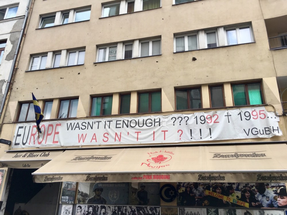 Hauswand mit Einschusslöchern in Sarajevo