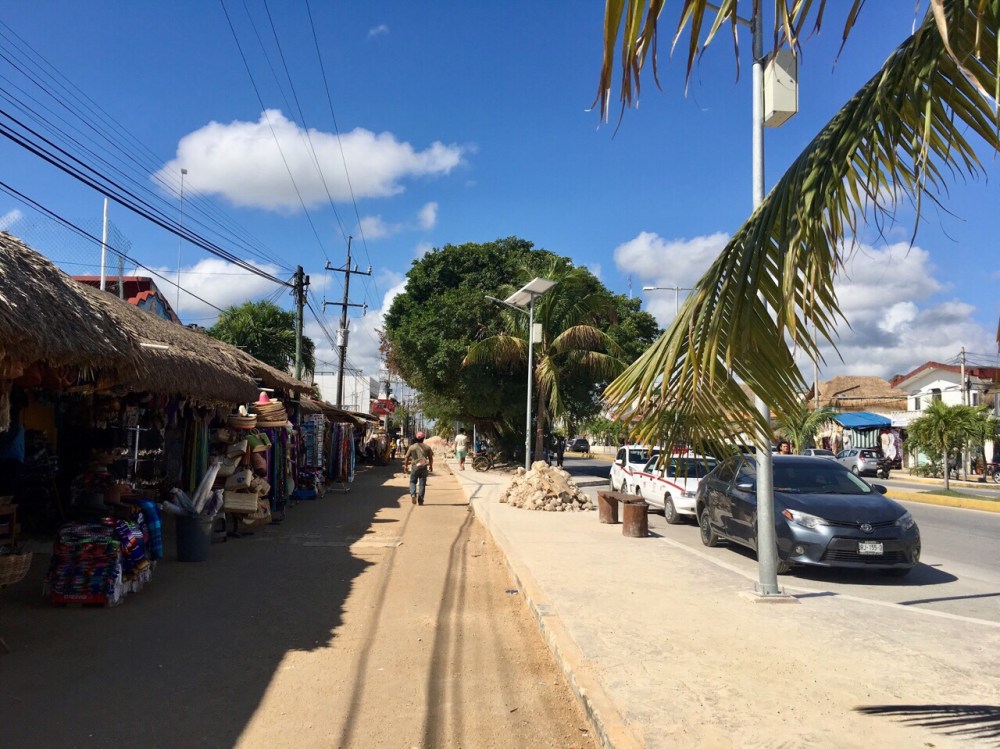 die Hauptstraße von Tulum
